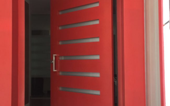 Puerta de hierro decorativa roja